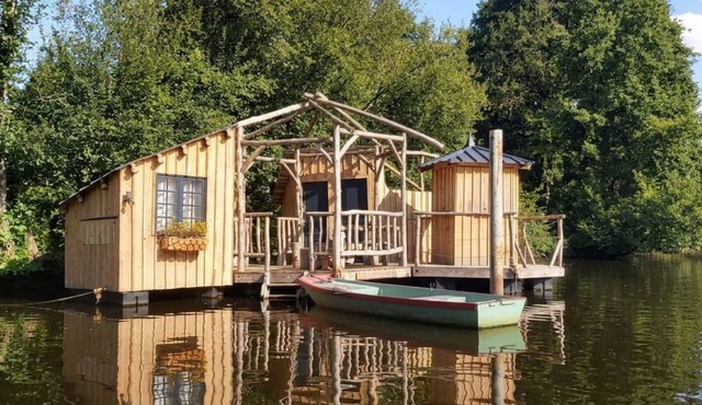 Unusual cabin on the water in Pays de La Loire