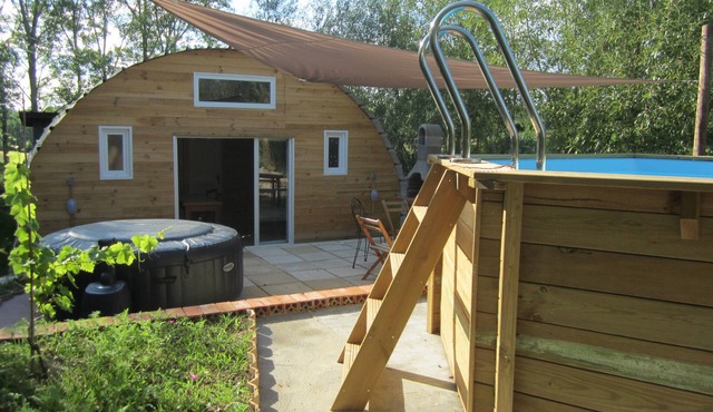 Unusual wooden dome/In the heart of nature with swimming pool and Jacuzzi !