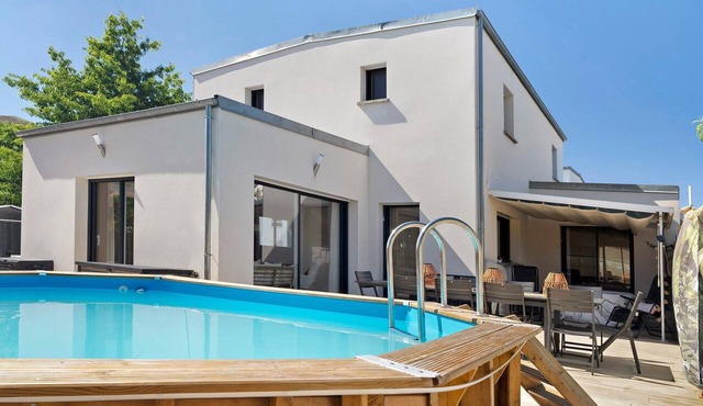 Villa Évasion Spa Pool – 4 Bedrooms, Private Pool, Terrace & Wi-Fi in Carquefou