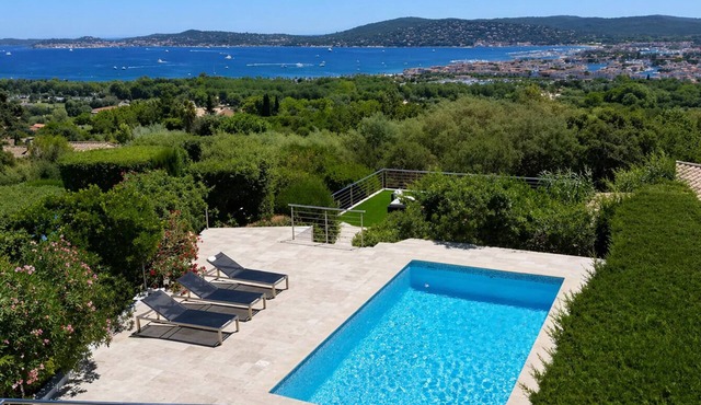 Villa 5 bed. with magnificent sea view St-Tropez's Gulf heated swimming pool .