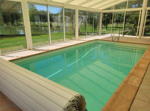 Villa avec piscine intérieure au calme de la campagne