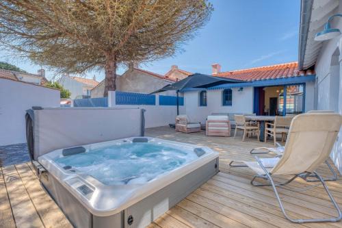 Villa Bains de Mer & Jacuzzi steps from the beach Walk to town Sleeps 6