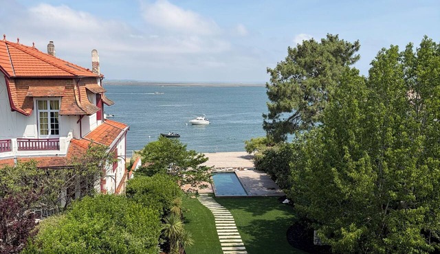 Villa D'exception first line Arcachon with swimming pool, seaside