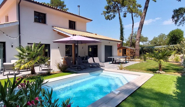Villa des Pins - Sleeps 10 - 5 bedrooms - 3 bathrooms - heated pool - air conditioning
