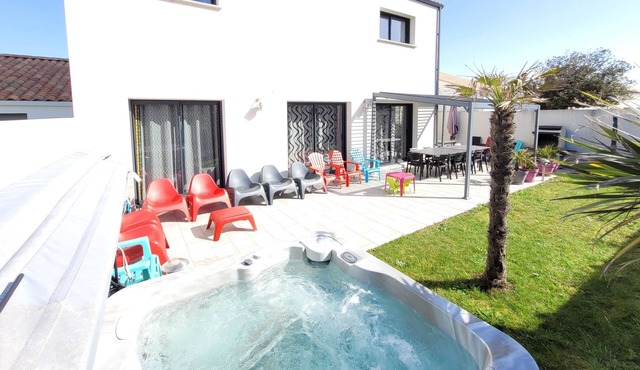 Villa Direct Beach Access 200 m walk down the street! SPA