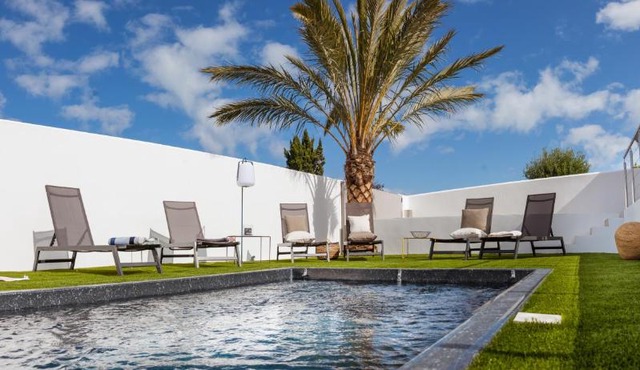 Villa Ernest, 100 m plage Saint Martin de Ré, quartier recherché de la Cible, calme absolu, piscine chauffée