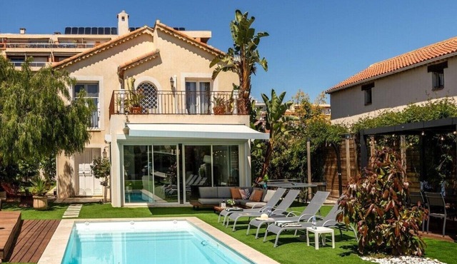 Villa for 8 by the Sea with Private Pool, Wi-Fi, and Air Conditioning