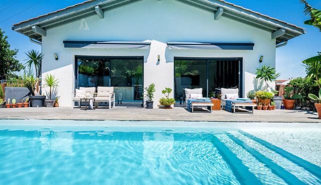 Villa Menta Guest Room – Pool and Parking – Room