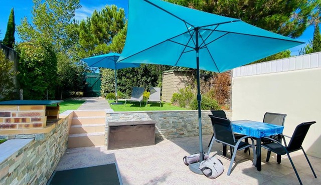 Villa récente avec accès à la plage par chemin à l'arrière de la maison