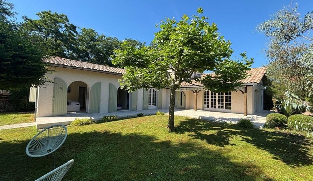 Villa seaside Andernos ! 100m from the pool. Ideal for families, quiet.