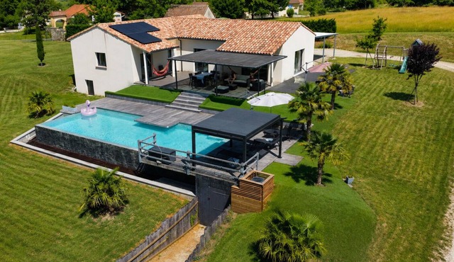 Villa with a 12x5 Heated Infinity Pool in the "Triangle d'Or" of the Périgord Noir