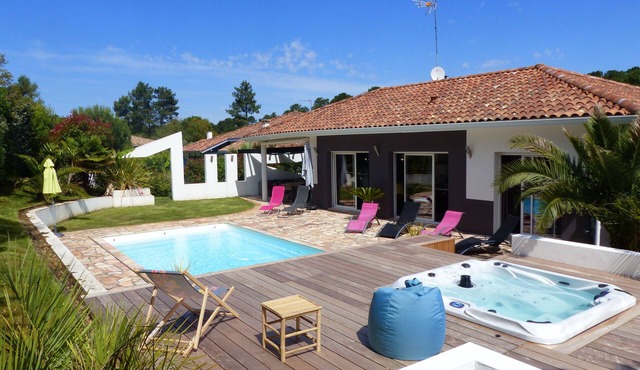 Villa with air-conditioning, swimming pool, spa, summer kitchen for 8 people.