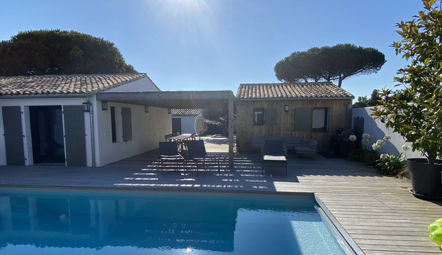 Villa with swimming pool 150m from the sea