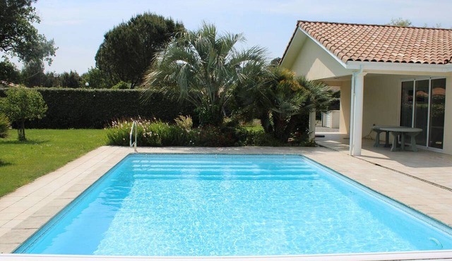 Villa with pool and air conditioning - 8 guests