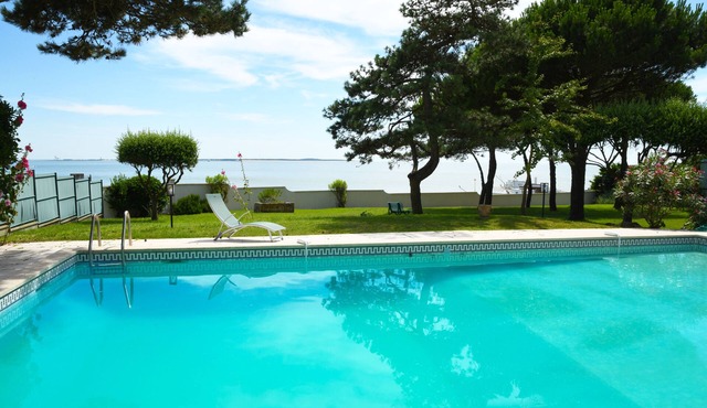 Villa with heated swimming pool and magnificent sea view