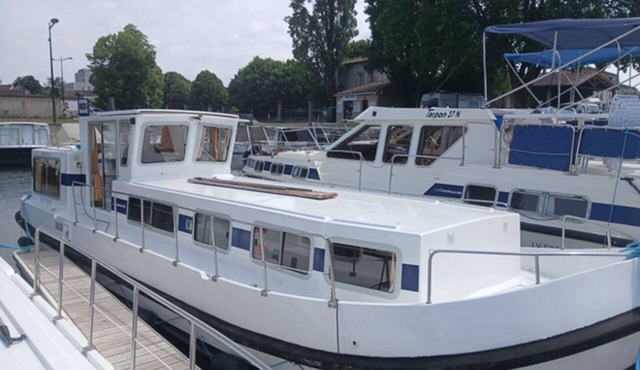 Vintage houseboat on the water - 6 guests