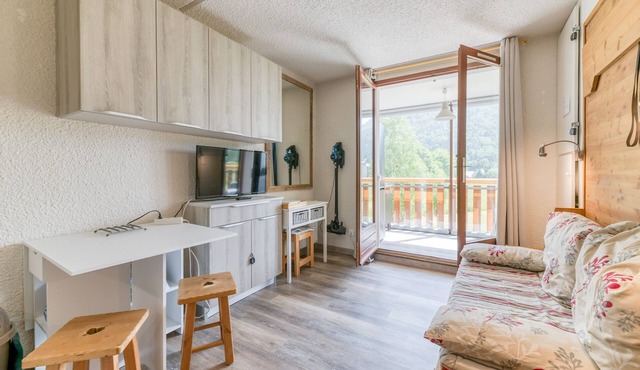 Well-Equipped Studio with Enclosed Balcony and Mountain View