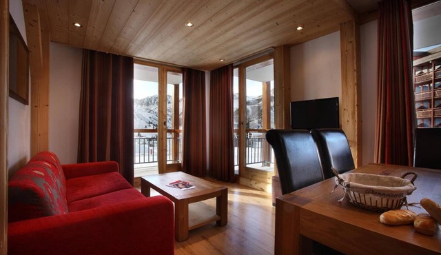 Wifi, 50m from resort center, fitness, swimming pool, sauna, hammam, balcony, tv, ski locker, 38m²
