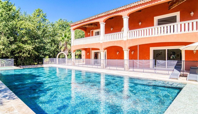 Wonderful private villa for 10 guests with hot tub, private pool, WIFI, A/C, TV and terrace