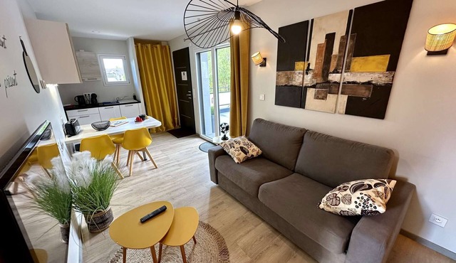Yellow Cab - Air-conditioned 3* apartment with terrace and mountain views