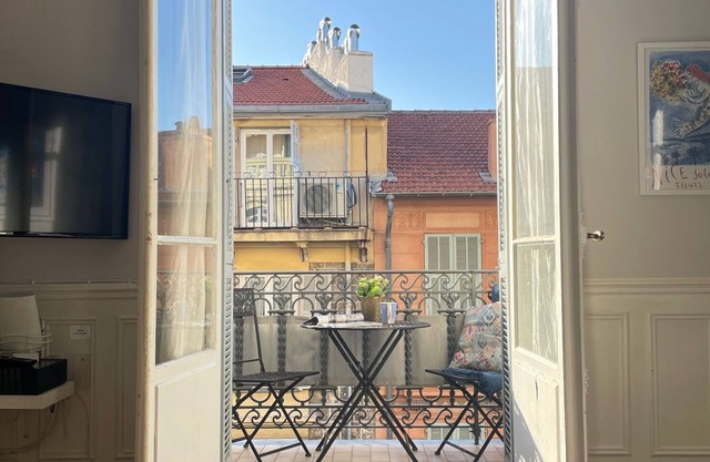 08. A beautiful and roomy bourgeoise apartment in Nice with top location