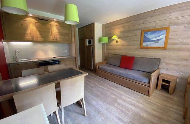 100m from ski slopes, 3rd floor, view forest, balcony, tv, 35m², La Tania