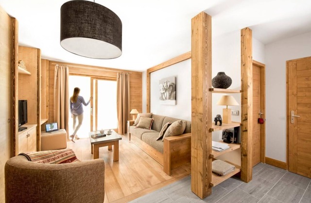 150m from resort center, fitness, swimming pool, sauna, hammam, balcony, tv, 40m², Tignes