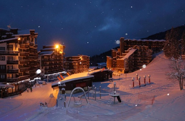 50m from resort center, 3rd floor, balcony, parking, tv, ski locker, 30m², La Tania