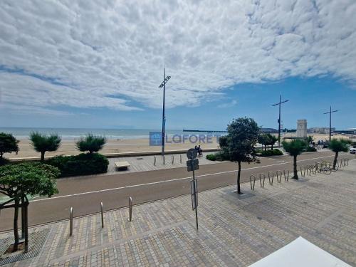 Beau Studio 1er étage avec balcon et ascenseur - FR-1-331-43