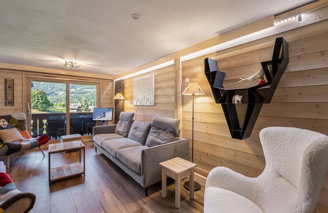 Bright ski-in duplex with pool access and parking