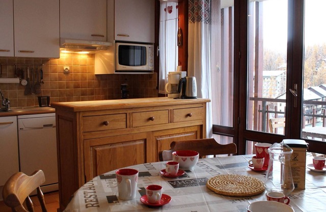 Cozy Studio with Mountain View, Close to Shops and Slopes, Sleeps 6