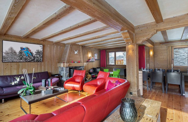 Traditional chalet near slopes, pets allowed, parking