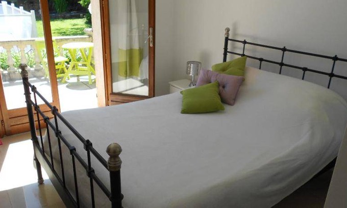 Roquefort-les-Pins Bed & Breakfast | 20 m² Bed and breakfast ∙ 2 guests