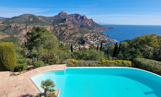 Antheor Villa | 290 m² Villa ∙ 7 bedrooms ∙ 14 guests