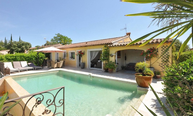 Bagnols-en-Foret House | 3 bedroom nice home in Bagnols en Forêt