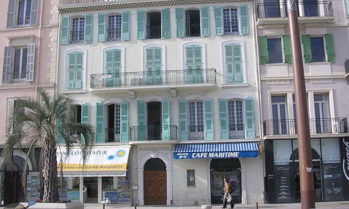 Cannes Old Town Apartment | 3 rooms, 91 m2, sea front, for 6 people, classified 3 *