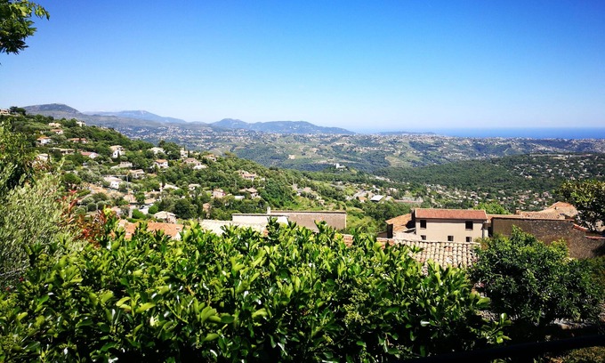Saint-Jeannet Apartment | Between sea and mountain