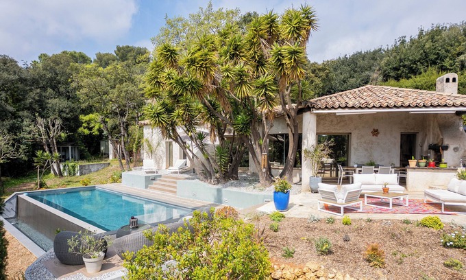 Villeneuve-Loubet Villa | Magnificent Villa with Swimming Pool