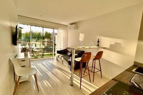 Cap-d'Antibes House | One-bedr ap 50m from the beach terrace swimming pool air con