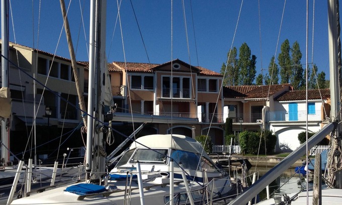 Port Grimaud Apartment | Romance in Port Grimaud 2p with a/c, parking + private wifi