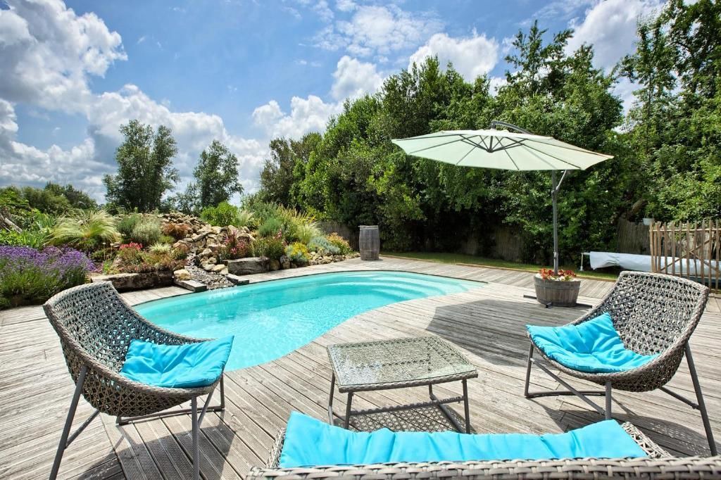 Auros Bed & Breakfast | Chambres d'Hôtes Rouge Bordeaux