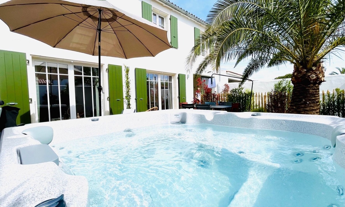 La Flotte Villa | Beautiful house in the heart of the village with private spa