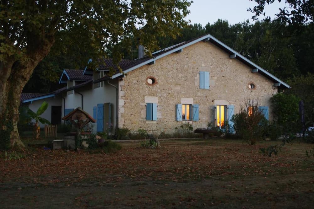 Angoume House | Guest House 'Chambre D'hote Albizia' with Mountain View, Wi-Fi and Air Conditioning