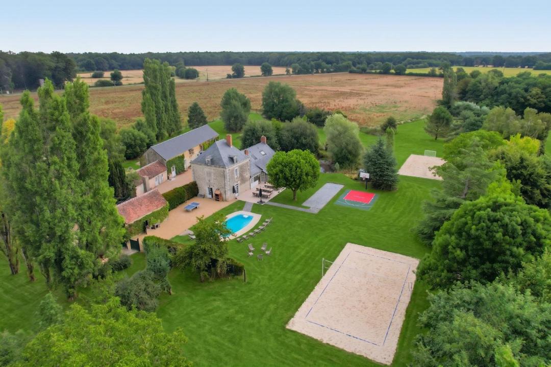 Genneteil Villa | So Villa La Messagerie 49 - Piscine chauffee - Basket - 2h de Nantes - 36p