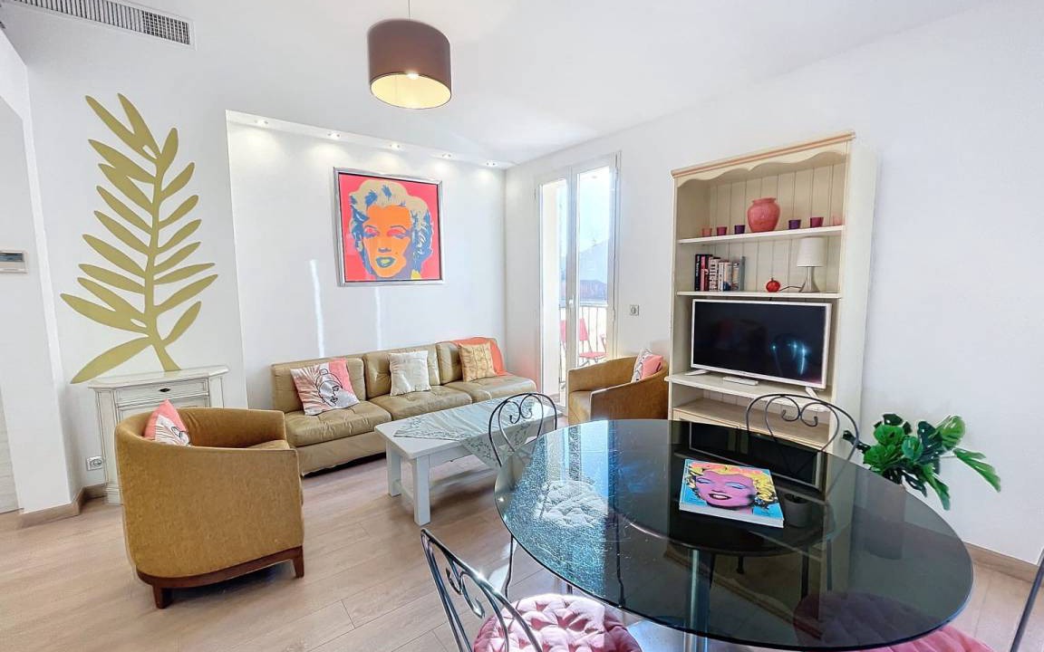 Photo of Livingroom in Prado - Republique