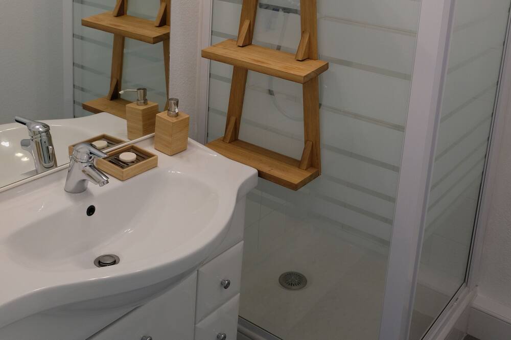 Photo of Bathroom in Lahonce