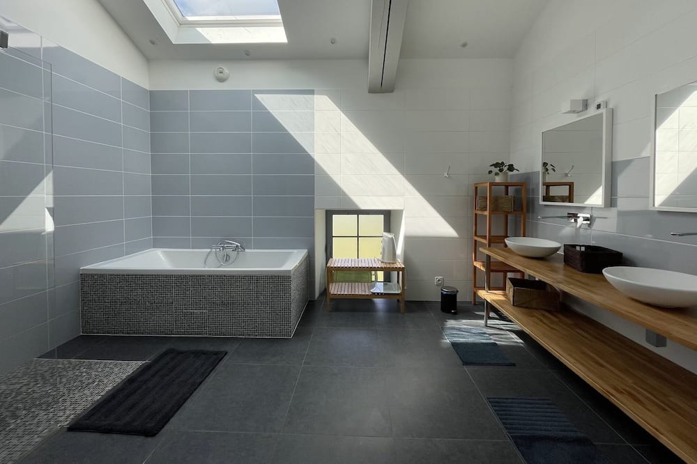 Photo of Bathroom in Lahonce