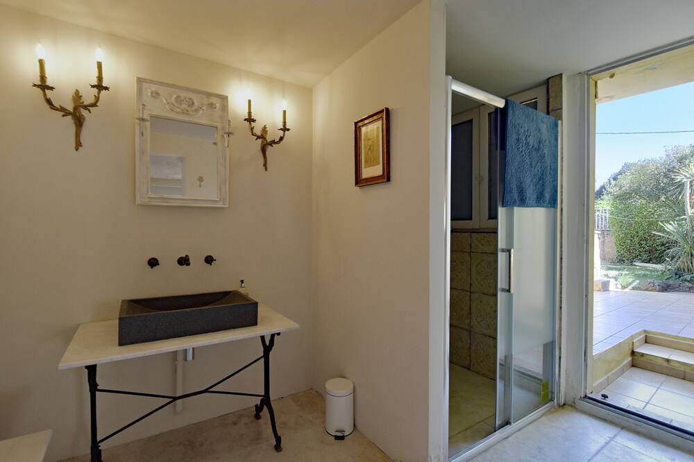 Photo of Bathroom in Meounes-les-Montrieux
