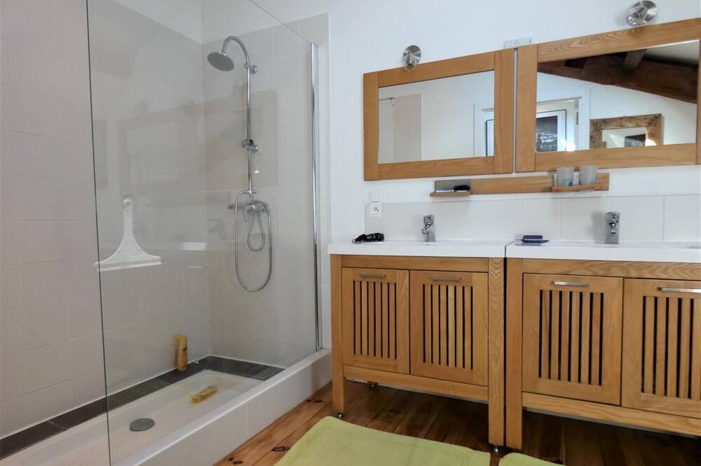 Photo of Bathroom in Pey