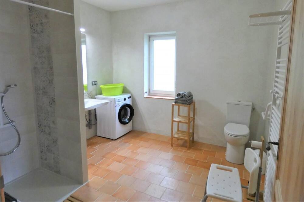 Photo of Bathroom in Pey